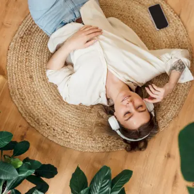 Medytacja skanowania ciała na stres i niepokój: 5 korzyści i wskazówek