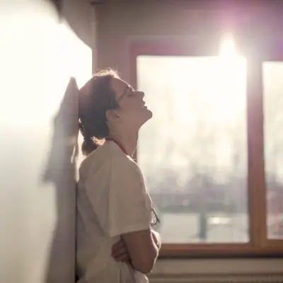 תשישות רגשית: 10 טיפים להקלה על שחיקה רגשית