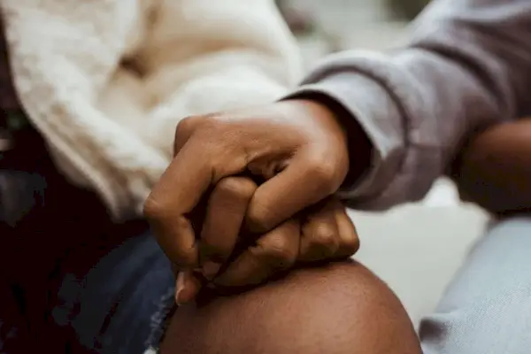 Sådan hjælper du en sørgende ven: 5 måder at støtte deres sorg på