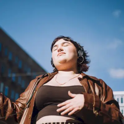 Lo-fi mūzikas priekšrocības un to, kā tā var palīdzēt jums koncentrēties