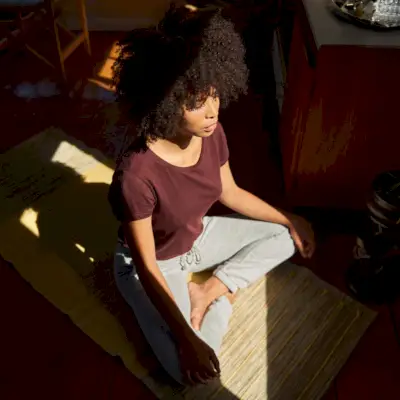 11 beneficios del yoga para mujeres para apoyar la salud y el bienestar