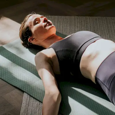 Yoga restaurativo: qué es, beneficios y 5 posturas relajantes