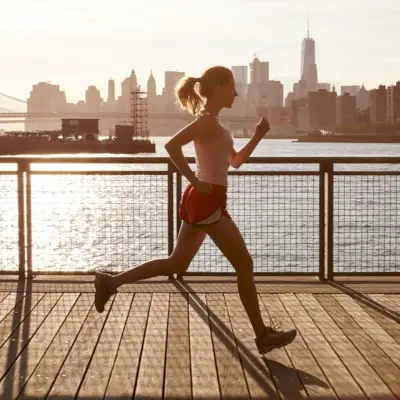 Poranny trening: korzyści i 14 wskazówek, jak zacząć