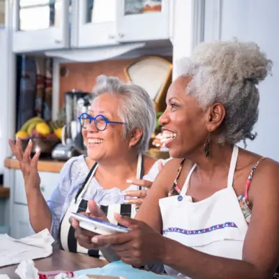 איך ליצור ולשמור חברים כמבוגר: 10 דרכים להתחבר