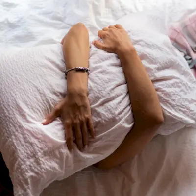 Iată cele mai bune tipuri de perne pentru toate pozițiile de somn