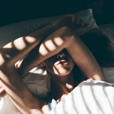 Plorar mentre dorms: què significa i com gestionar-ho