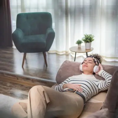 Daudzfāzu miegs: kas tas ir, un iespējamie ieguvumi un riski