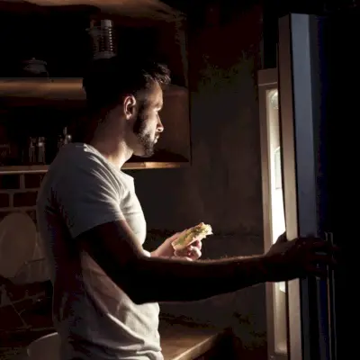 Ovplyvňuje jedenie pred spaním váš spánok (a kedy prestať)?