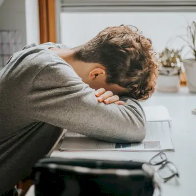 Kas yra su stresu susijęs nuovargis? Be to, 5 patarimai, kaip su tuo susitvarkyti