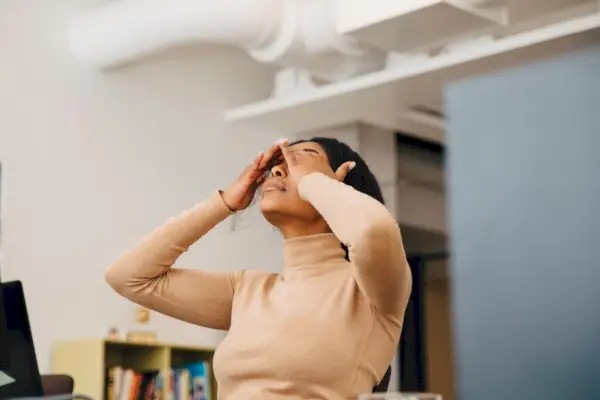 Kaj je toksični stres? Znaki, simptomi in kako ga zdraviti