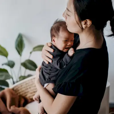 Fødselsdepression: årsager, symptomer og behandling