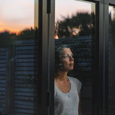 Varför är ångest vanligare hos kvinnor? Plus, 8 tips för att klara dig