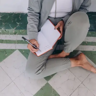 Llevar un diario para la ansiedad: 15 consejos que le ayudarán a liberar el estrés